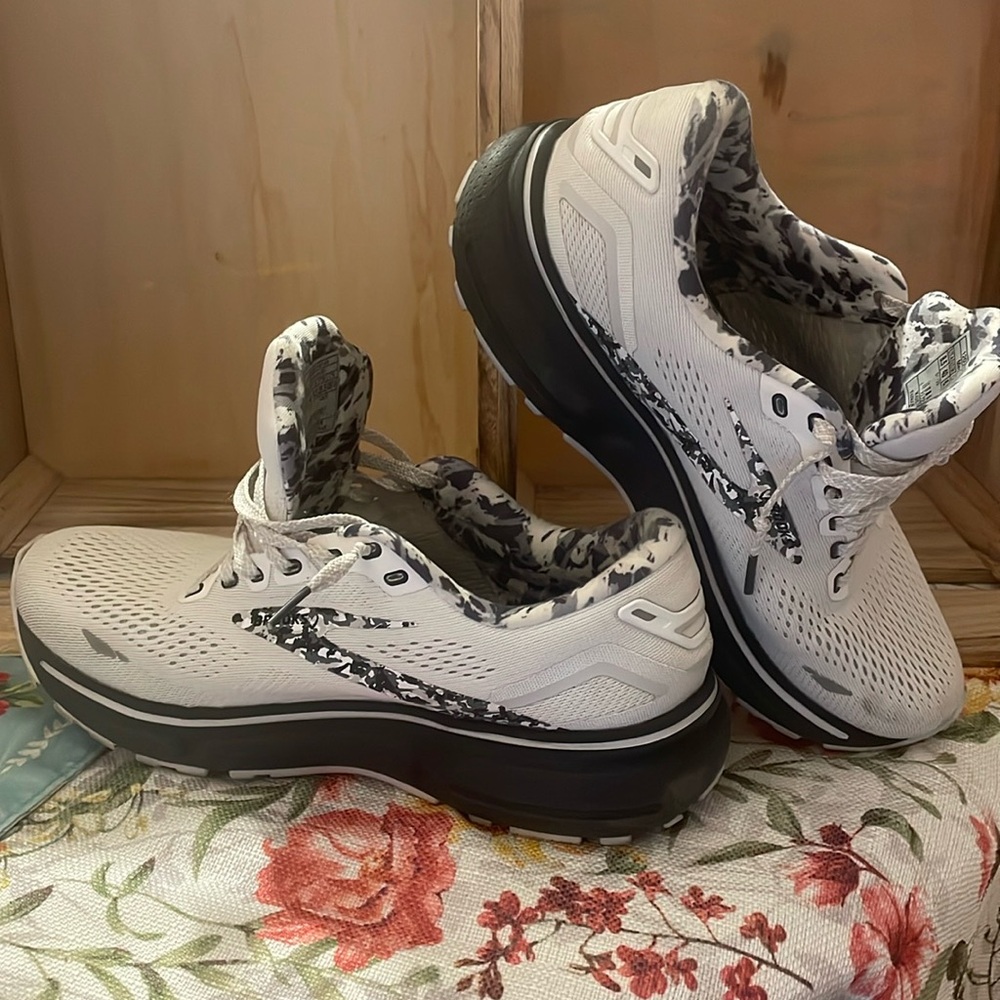 EUC Women’s Brooks Ghost 15 size 8.5 shoes